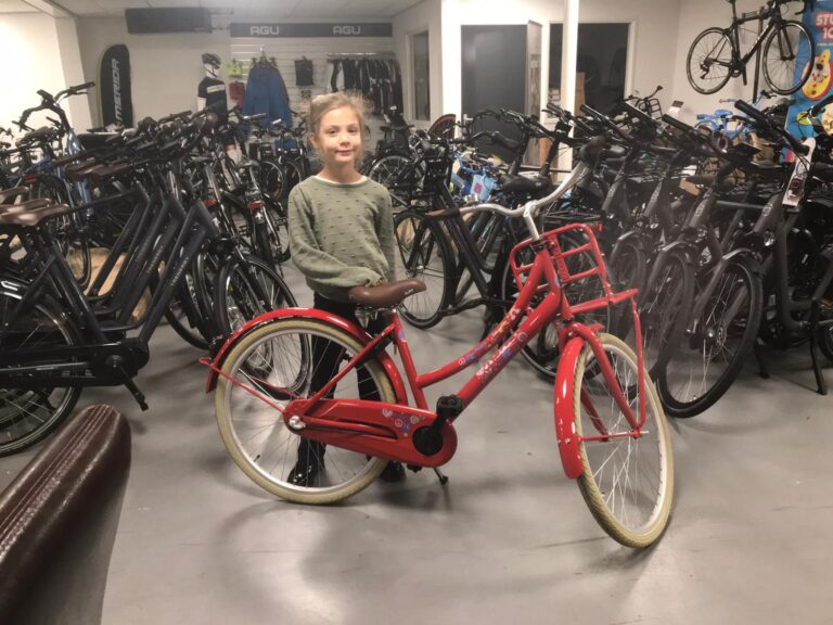 Mette van Zeijts wint fiets Sinterklaaspuzzel